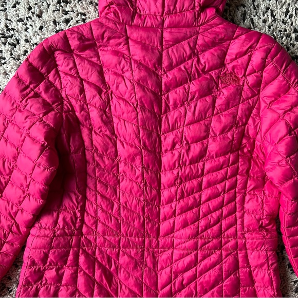 The North Face Women's Hot Pink Quilted Hooded Long Puffer Jacket - Picture 12 of 16